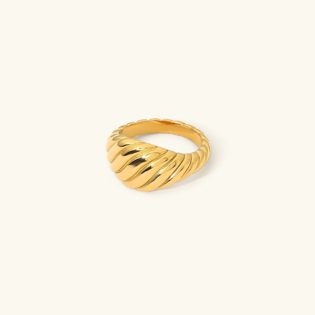 Anillo de oro con forma de croissant de Mia