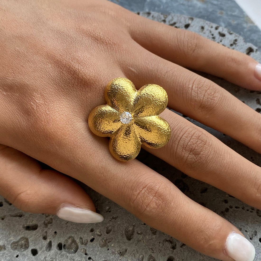 Anillo de pétalos de oro Flora