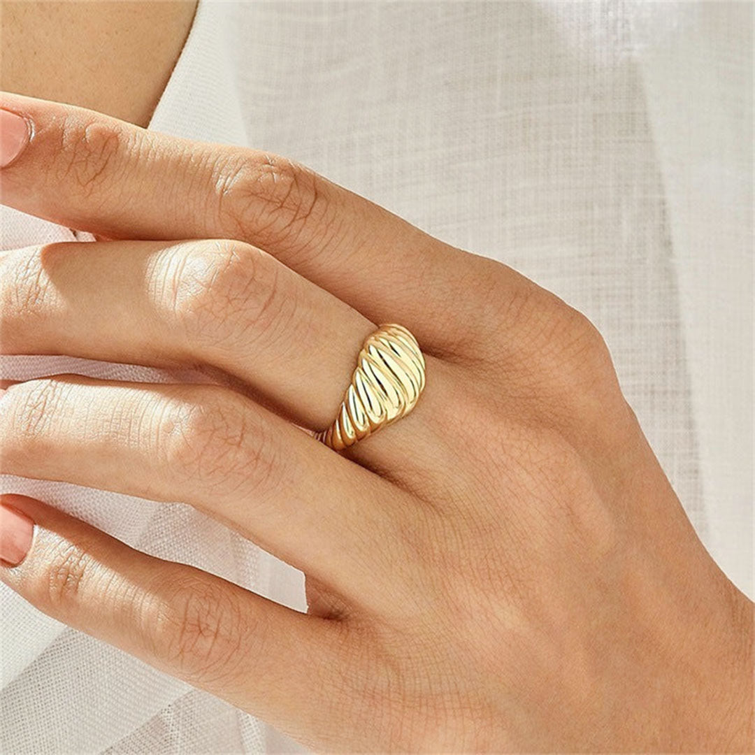 Anillo de oro con forma de croissant de Ylenna